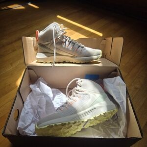 Columbia Radlock Mid Light Sand and Frosted Purple Women's Hiking Boots Sneakers